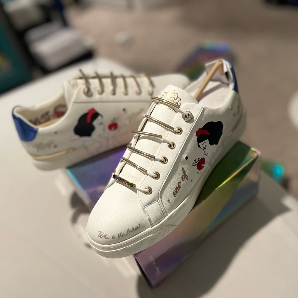 Women's Disney Snow White Graphic Sneakers